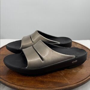 Oofos Sandals Mens 7 Wm 9 Black Metallic Recovery Slide Athletic Casual Comfort